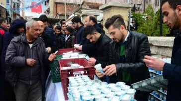 Ak Parti Kırklareli İl Başkanlığı Çanakkale Zaferi Nedeniyle Pilav Dağıttı