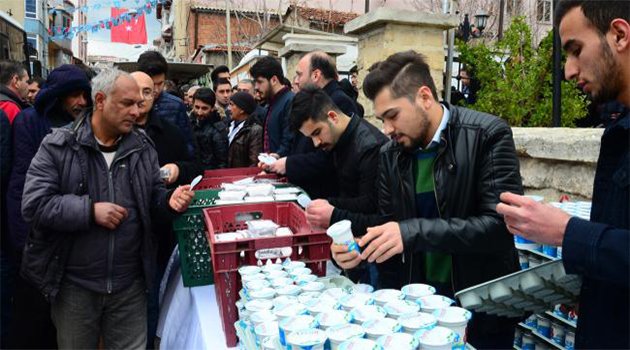 Ak Parti Kırklareli İl Başkanlığı Çanakkale Zaferi Nedeniyle Pilav Dağıttı