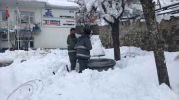 Şırnak’ta enerji şirketi ekipleri karlı yolları aşıp elektrik arızalarını gideriyor