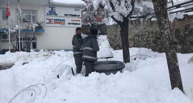 Şırnak’ta enerji şirketi ekipleri karlı yolları aşıp elektrik arızalarını gideriyor