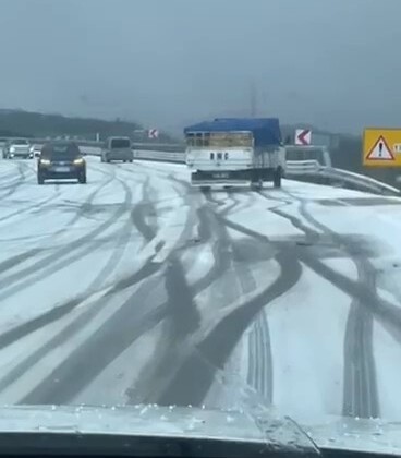 Yollar buz tuttu, araçlar yolda kaldı