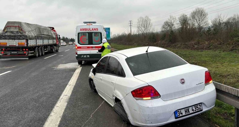 Lastiği patlayan otomobil bariyerlere çarptı