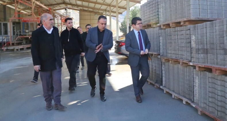 Mardin’de parke ve bordür fabrikasında üretim devam ediyor