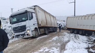 Bursa’da kar yağışı sonrası tırlar yolda kaldı