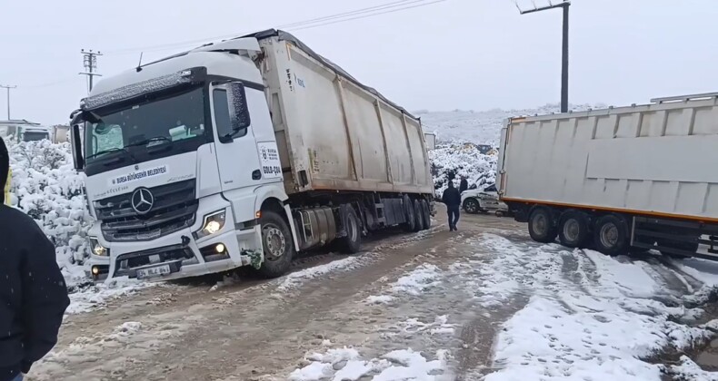 Bursa’da kar yağışı sonrası tırlar yolda kaldı