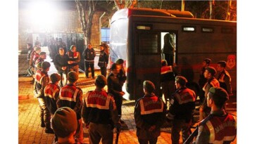 Eski Tuğgeneral Darbe Gecesi Birliğe Eşini Protesto İçin Gelmiş!