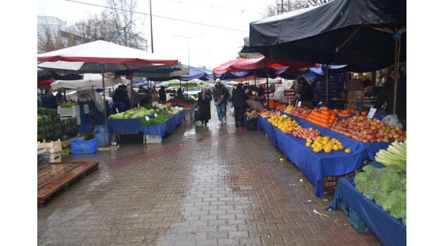 Soğuk ve Yağmur Çarşamba Pazarını Vurdu