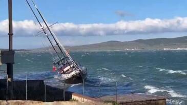 Ayvalık’ta fırtına hayatı felç etti