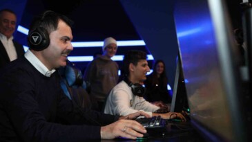 İBB Başkan adayı Murat Kurum, gençlerle play station oynadı