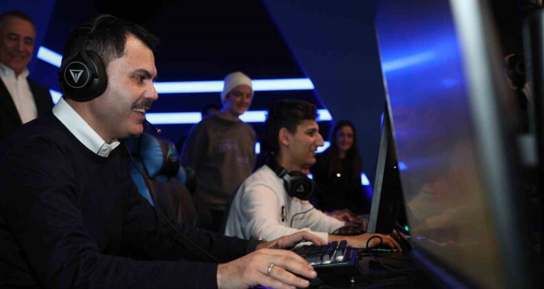 İBB Başkan adayı Murat Kurum, gençlerle play station oynadı