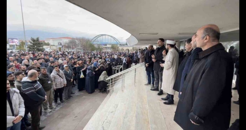 Umreciler dualarla uğurlandı