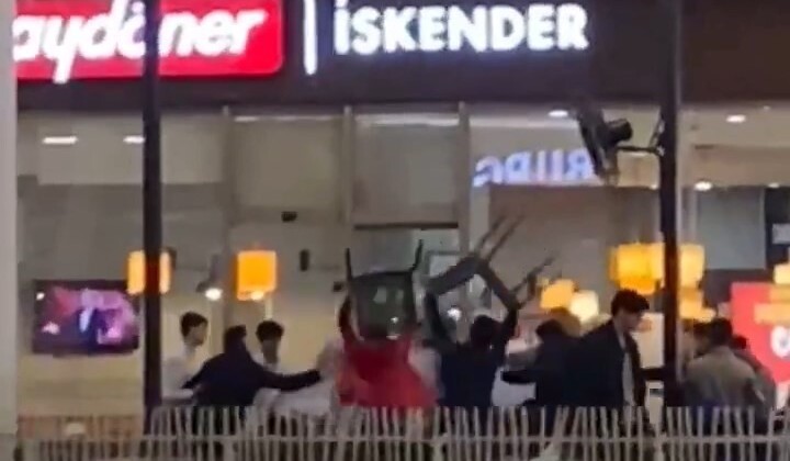 Boks ringi değil AVM: Ellerine geçirdikleri sandalyeleri birbirlerine fırlattılar