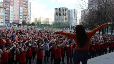 Bu okulda öğrenciler derslerine oynayarak giriyorlar