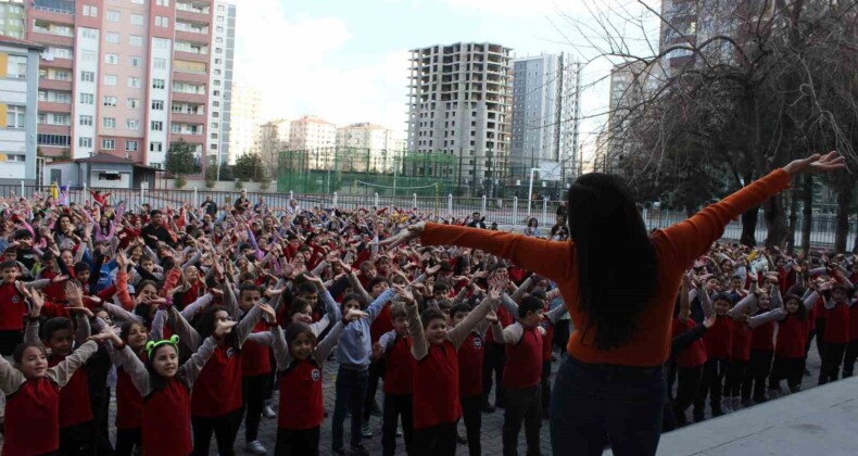 Bu okulda öğrenciler derslerine oynayarak giriyorlar