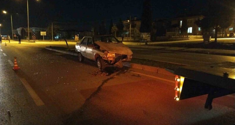 Burdur’da direksiyon hakimiyetini kaybeden alkollü sürücü refüje çarparak durabildi