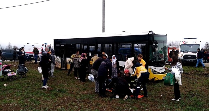 Halk otobüsü ile otomobil kafa kafaya çarpıştığı kaza anı kamerada