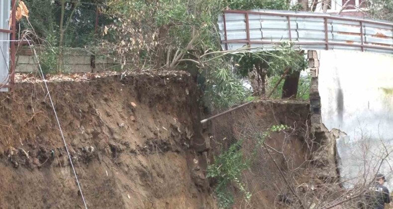 Kadıköy’de istinat duvarı iş makinesinin üzerine çöktü: 1 yaralı