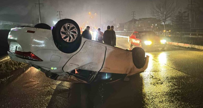 Kayganlaşan yolda otomobil karşı şeride geçip takla attı: 3 yaralı