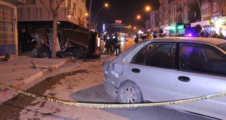 Kontrolden çıkan araç park halindeki otomobile çarparak devrildi: 2 yaralı