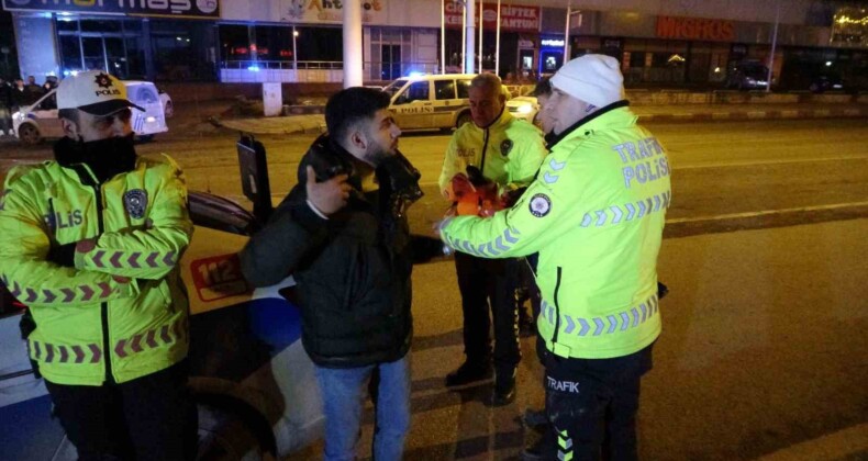 Polisin ’dur’ ihtarına uymayarak kaçan ehliyetsiz sürücü kaza yaptı