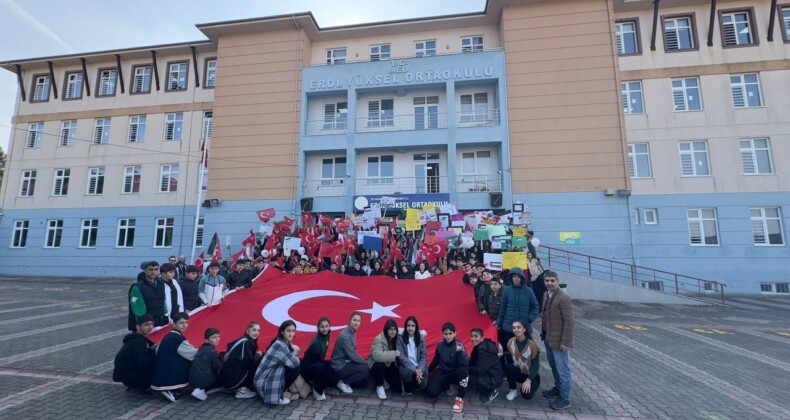 Sultanbeyli’de ortaokul öğrencileri Filistin için yürüdü