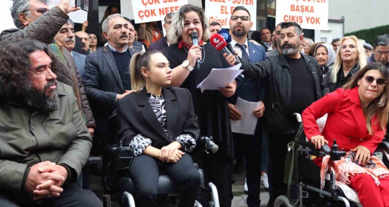 Tunç Soyer destekçilerinden CHP İzmir İl Başkanlığı önünde protesto