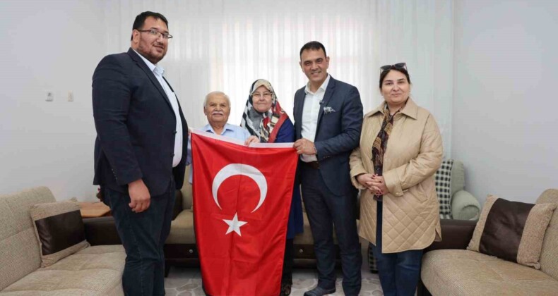 Türkiye’nin ilk astronotu Alper Gezeravcı’nın ailesine Türk bayrağı hediye edildi