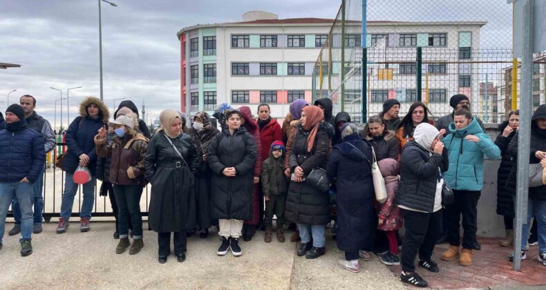 Kavga sonrası 6 öğretmenin başka okullara tayin edilmesi velilerin tepkisine neden oldu