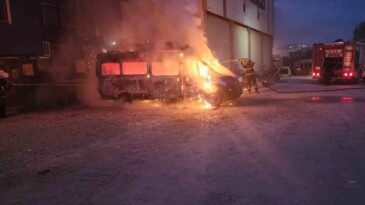 Antakya’da park halindeki minibüs alevlere teslim oldu