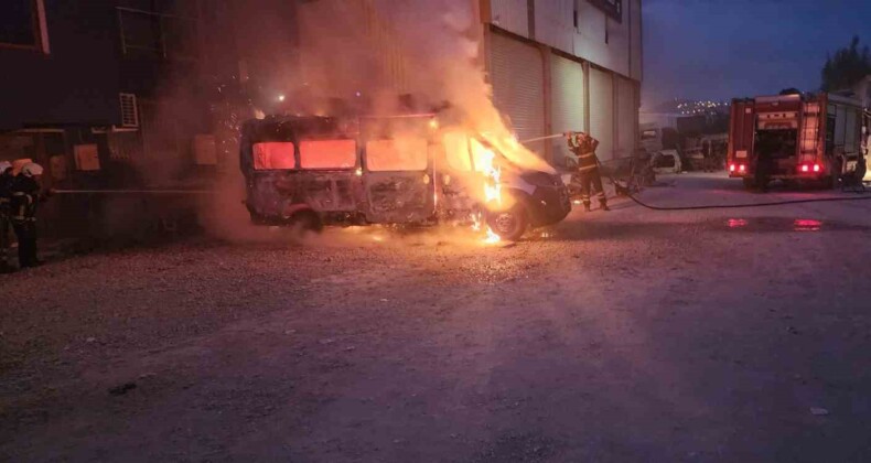 Antakya’da park halindeki minibüs alevlere teslim oldu