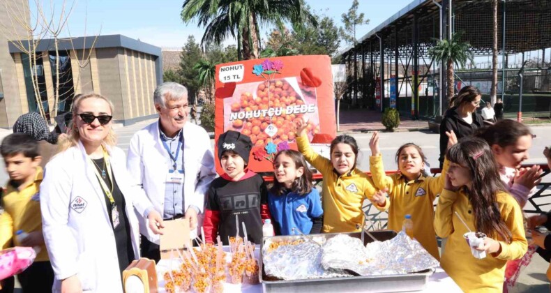 Diyarbakır’da minik öğrenciler ürettiklerini ‘girişimcilik’ etkinliğinde tezgahlarda satışa sundu