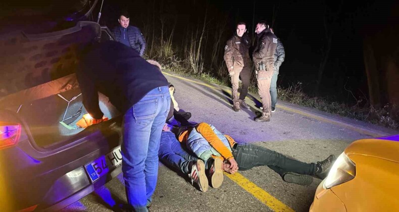 ‘Dur’ ihtarına uymayıp kaçarken kaza yaptılar: Uyuşturucu ile yakalandılar