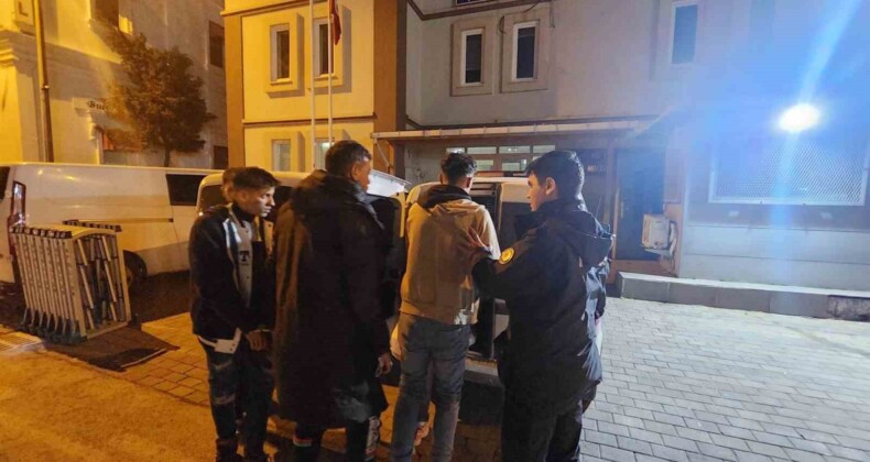 Gelibolu’da polis oturma izni olmayan 4 kaçak göçmen yakaladı