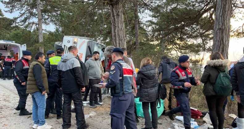 Kartalkaya yolunda freni boşalan minibüs devrildi: 14 yaralı