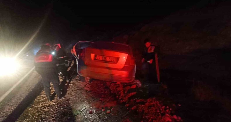 Mardin’de kontrolden çıkan otomobil şarampole yuvarlandı: 5 yaralı